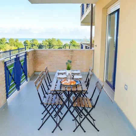 Homiday - Bay Village Apartment Pineto